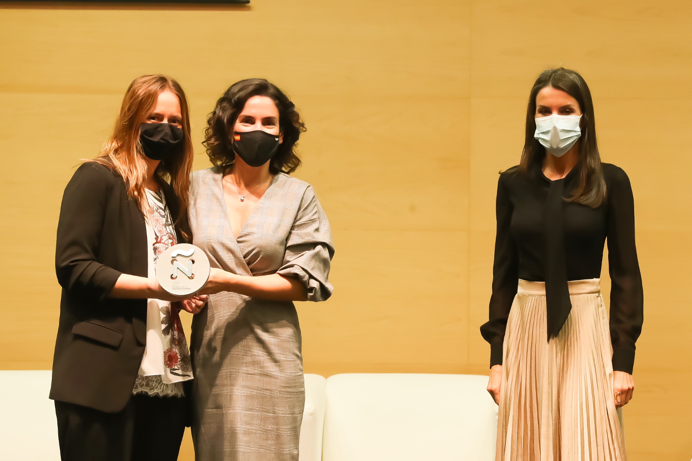 Su Majestad la Reina tras entregar el Premio Nacional al Emprendimiento innovador a Pisamonas, recogió el premio Silvia Orta y María Torres, fundadoras y directoras creativas